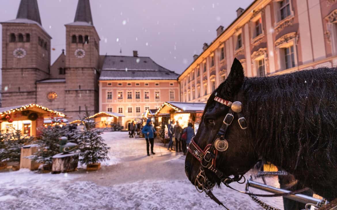 Weihnachtsmarkt Berchtesgaden mit Kutschpferdt und im Hintergrund eine Kirche
