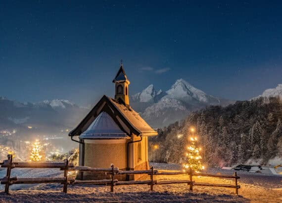 Weihnachtsmarkt Berchtesgaden Kapelle mit Weihnachtsbaum