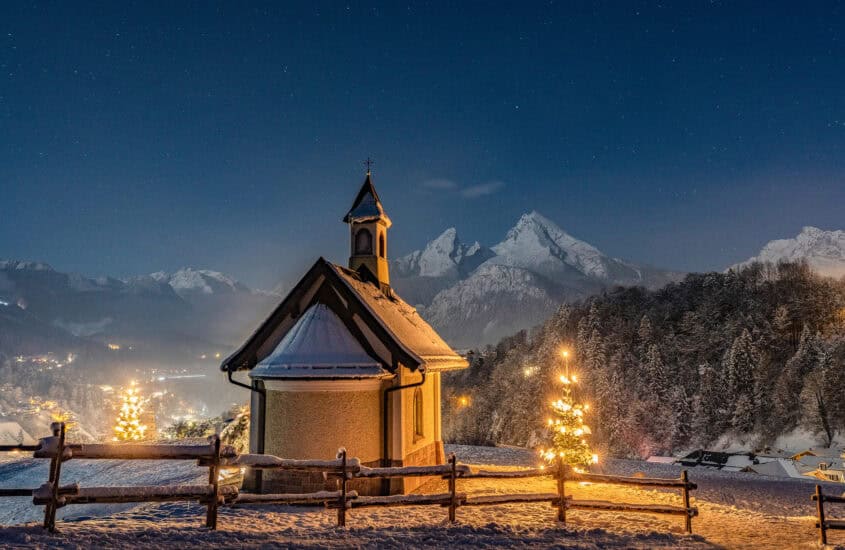 Weihnachtsmarkt Berchtesgaden Kapelle mit Weihnachtsbaum