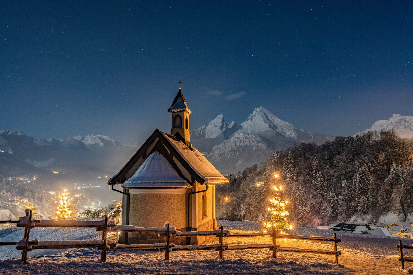 Weihnachtsmarkt Berchtesgaden Kapelle mit Weihnachtsbaum