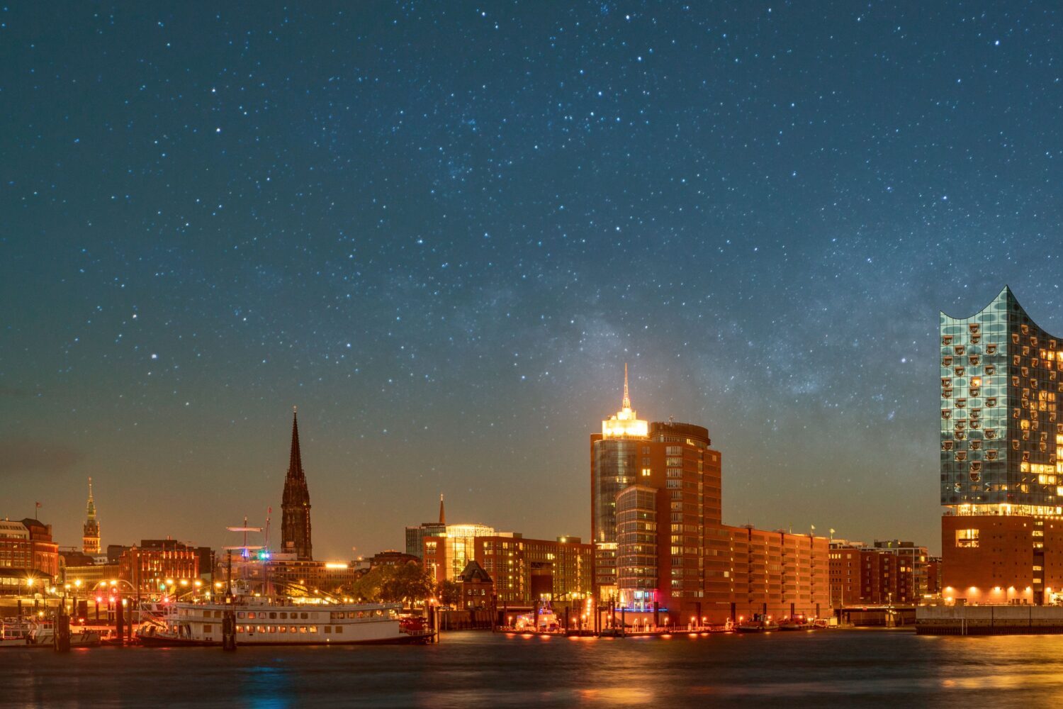 Elbphilharmonie in Hamburg mit beiliegenden Gebäuden