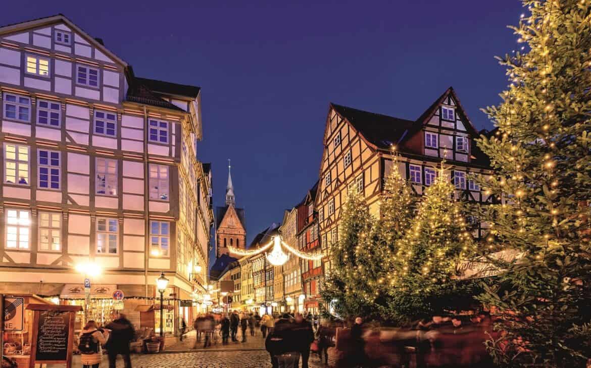 Weihnachtsmarkt in der Altstadt von Hannover am Wunschbrunnenwald