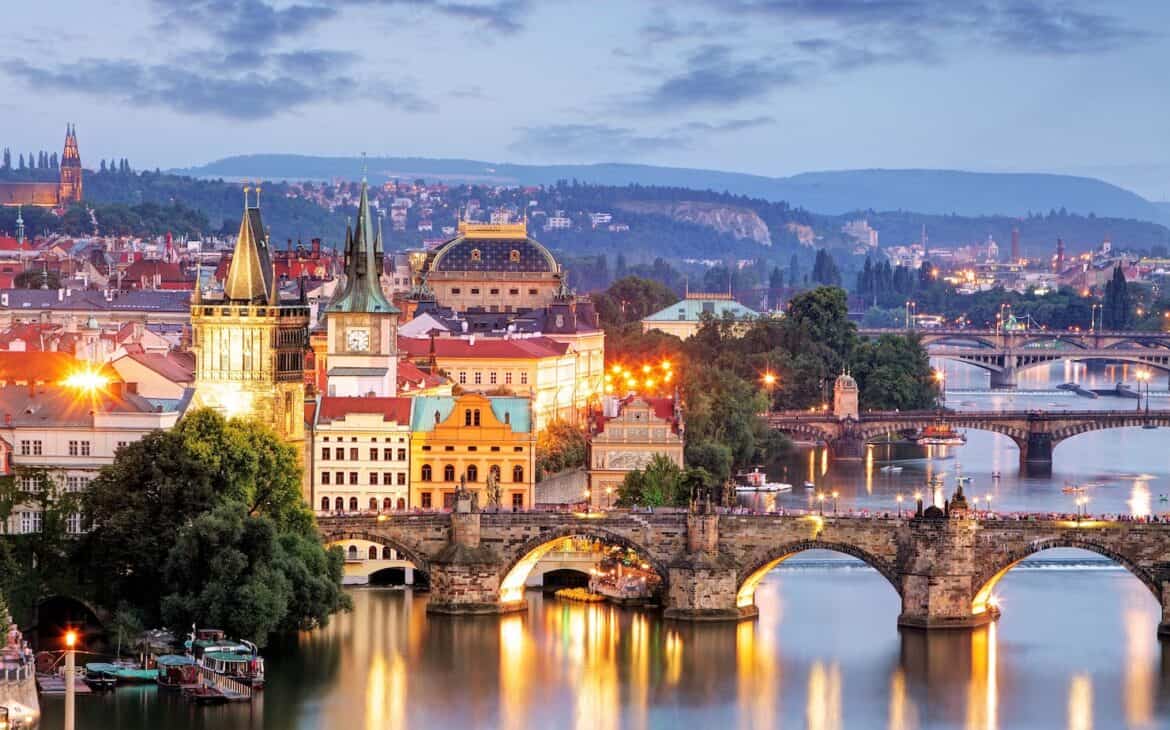 Prag, Blick auf Altstadt, Moldau und Karlsbrücke