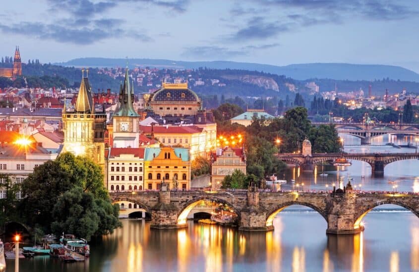 Prag, Blick auf Altstadt, Moldau und Karlsbrücke