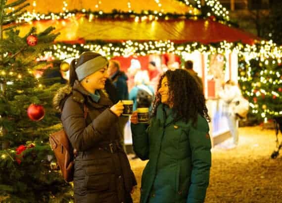 Weihnachtsmarkt Kiel, 2 Frauen trinken Glühwein