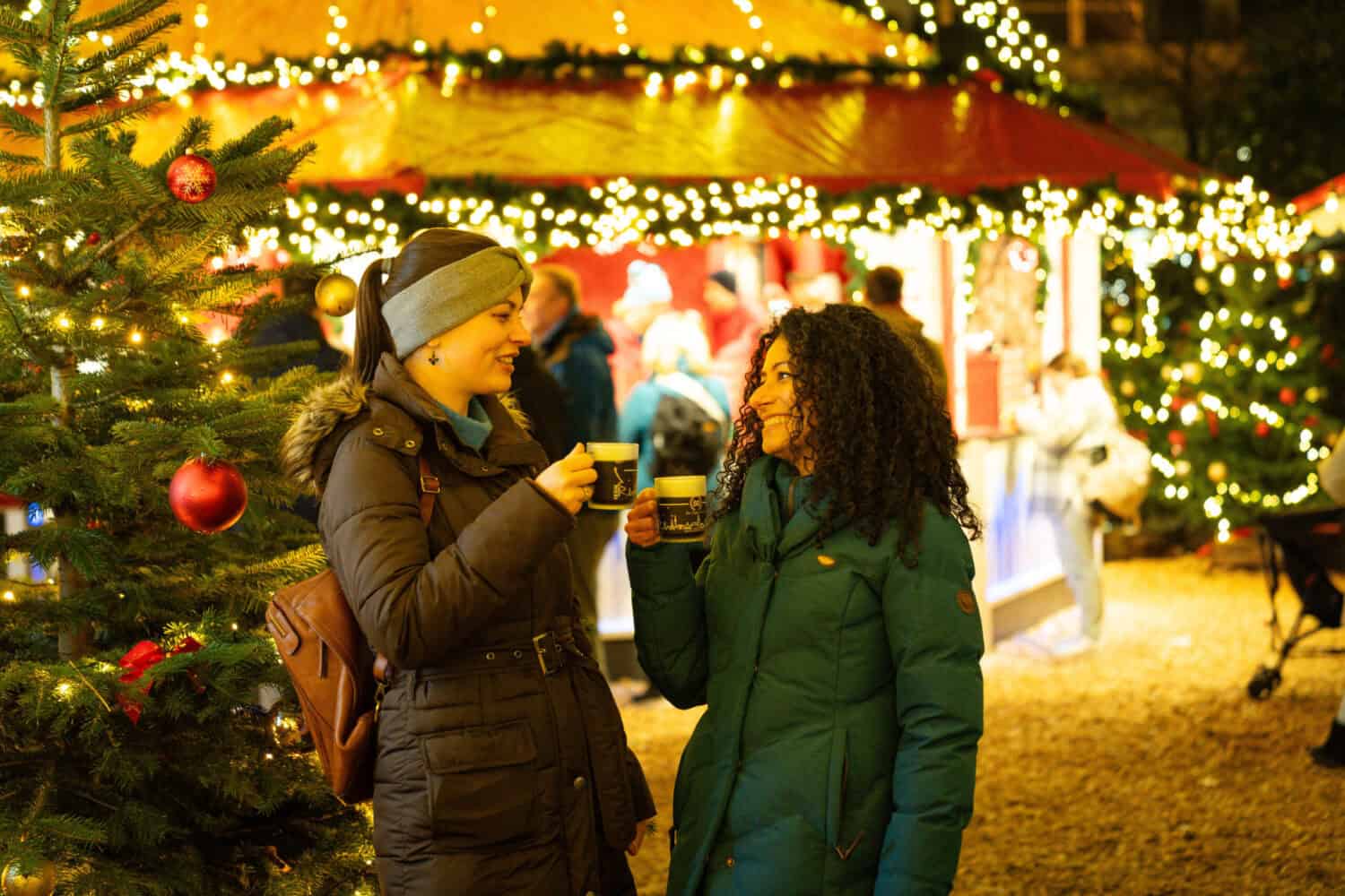 Weihnachtsmarkt Kiel, 2 Frauen trinken Glühwein